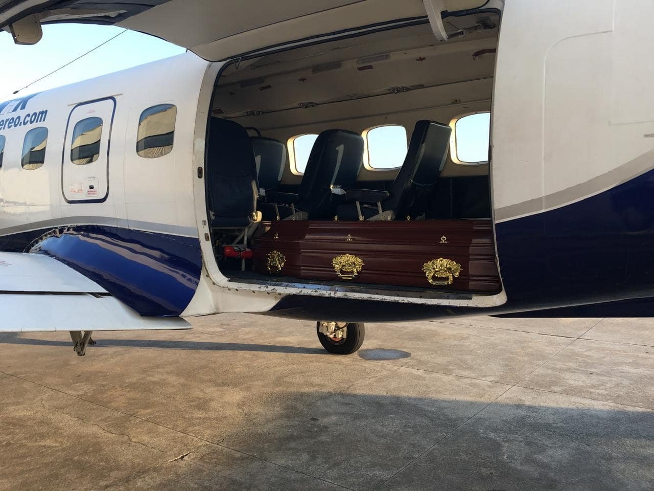 Embarque da urna na aeronave para traslado