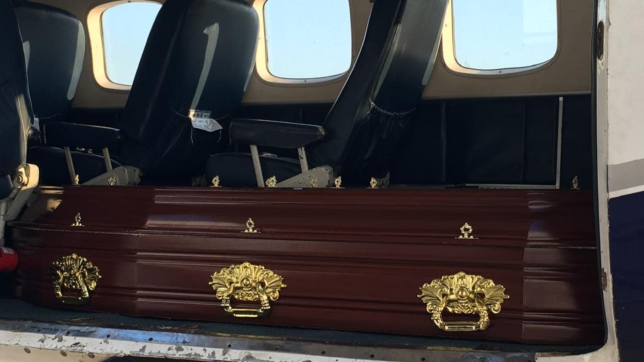 Urna funerária embarcada com segurança na aeronave